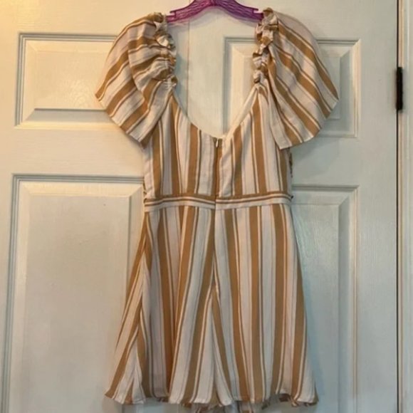 Francesca’s Megan Tie Front Striped Romper Medium NWT - Picture 3 of 4